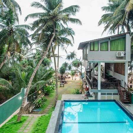 Sea Trails Bentota Hotel Bagian luar foto