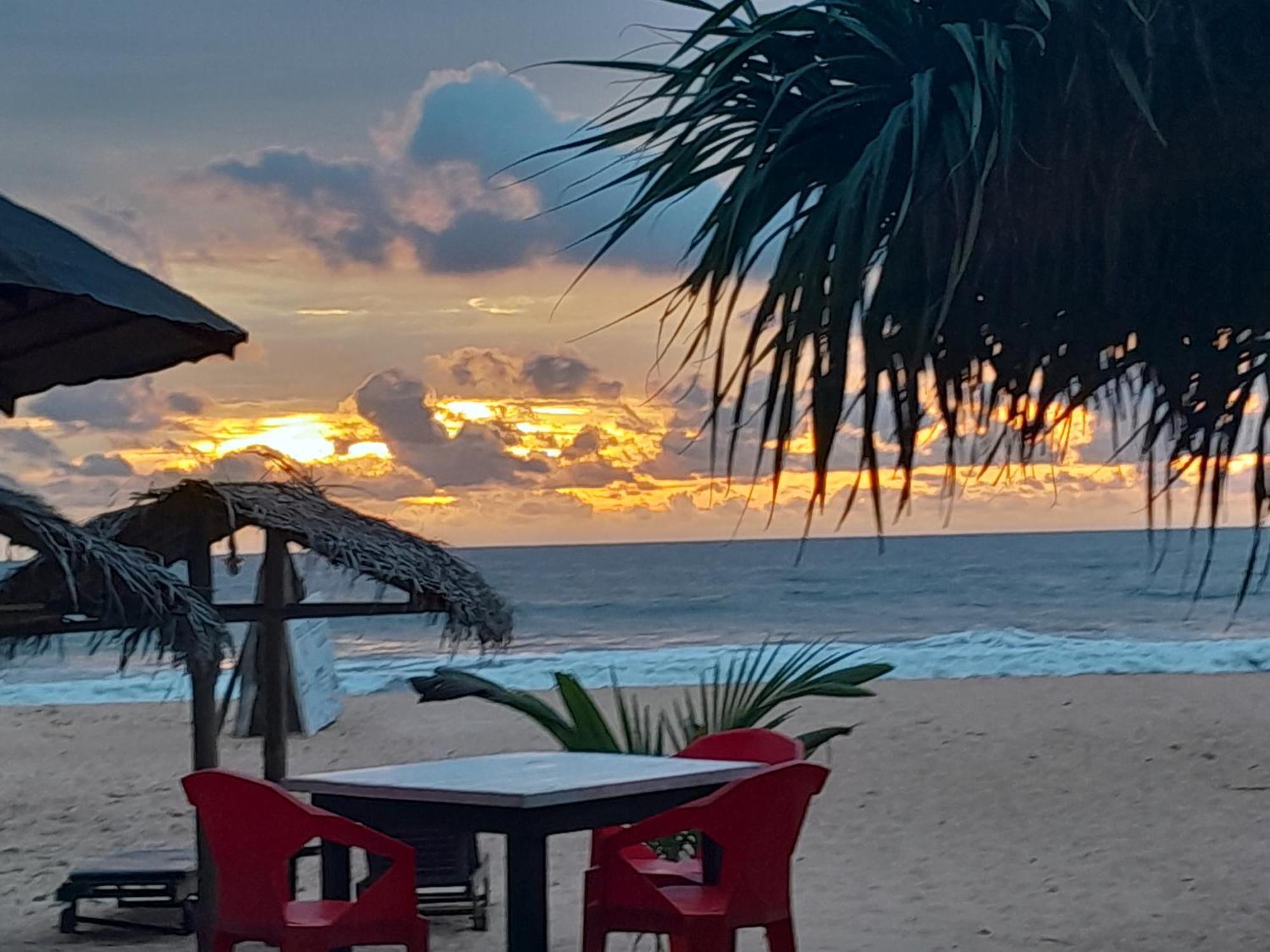 Sea Trails Bentota Hotel Bagian luar foto