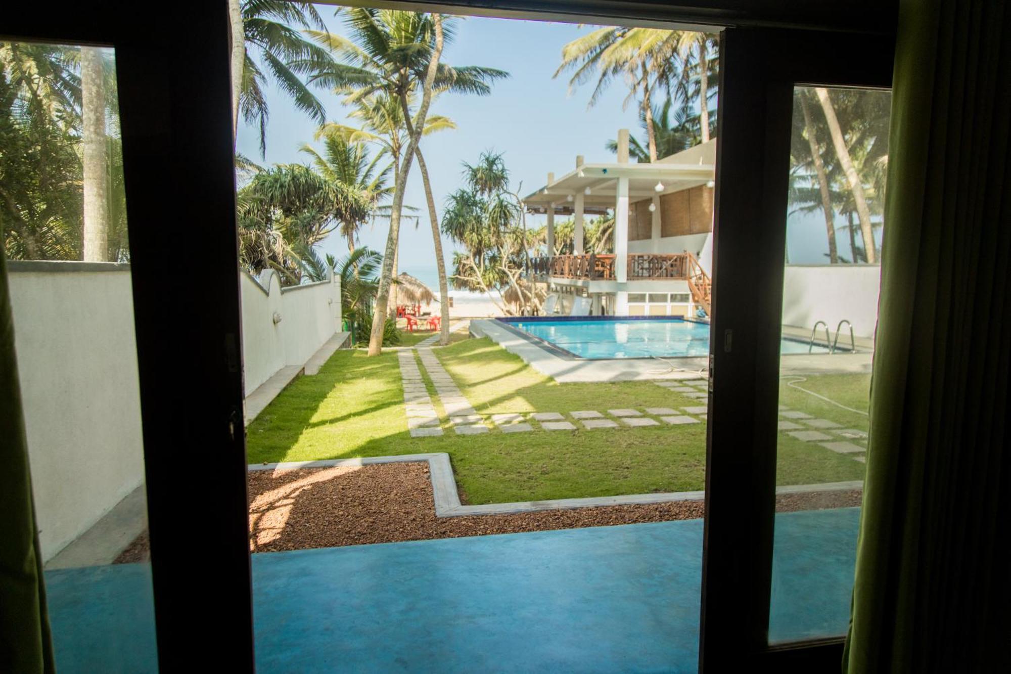 Sea Trails Bentota Hotel Bagian luar foto