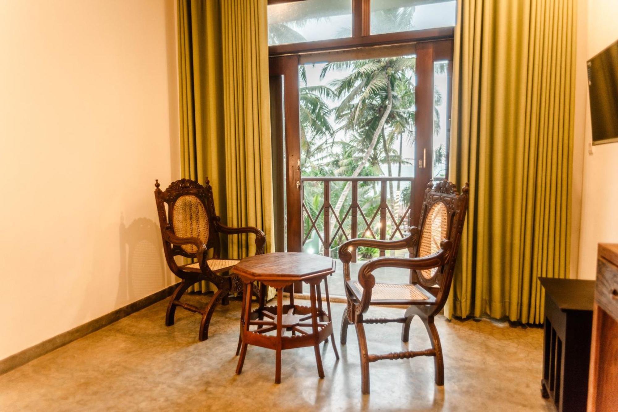 Sea Trails Bentota Hotel Bagian luar foto