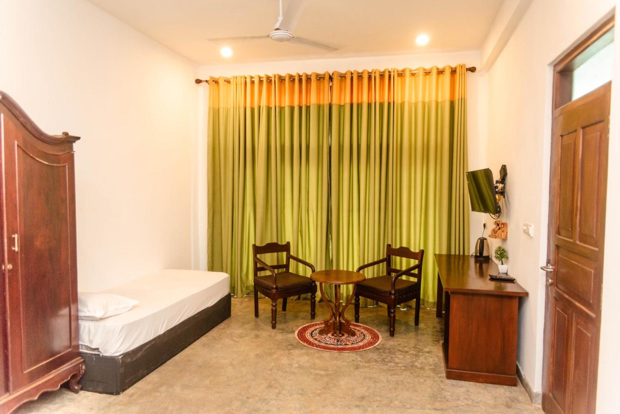 Sea Trails Bentota Hotel Bagian luar foto