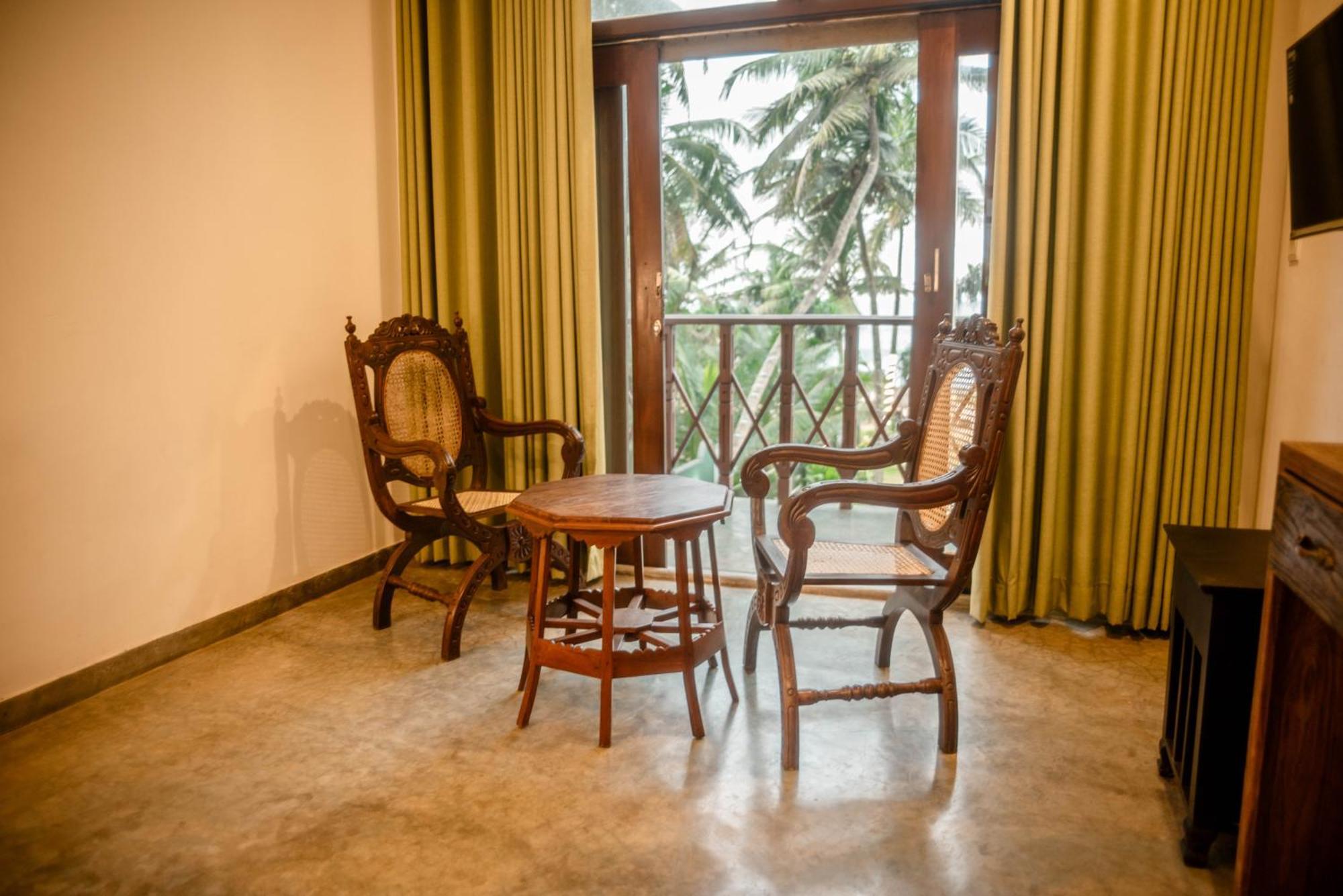 Sea Trails Bentota Hotel Bagian luar foto