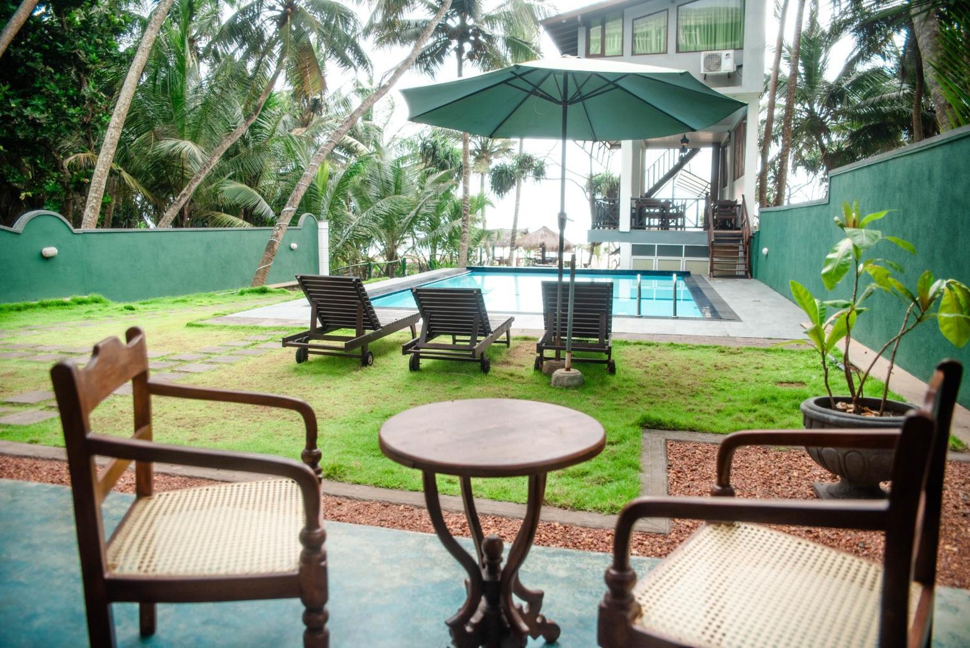 Sea Trails Bentota Hotel Bagian luar foto