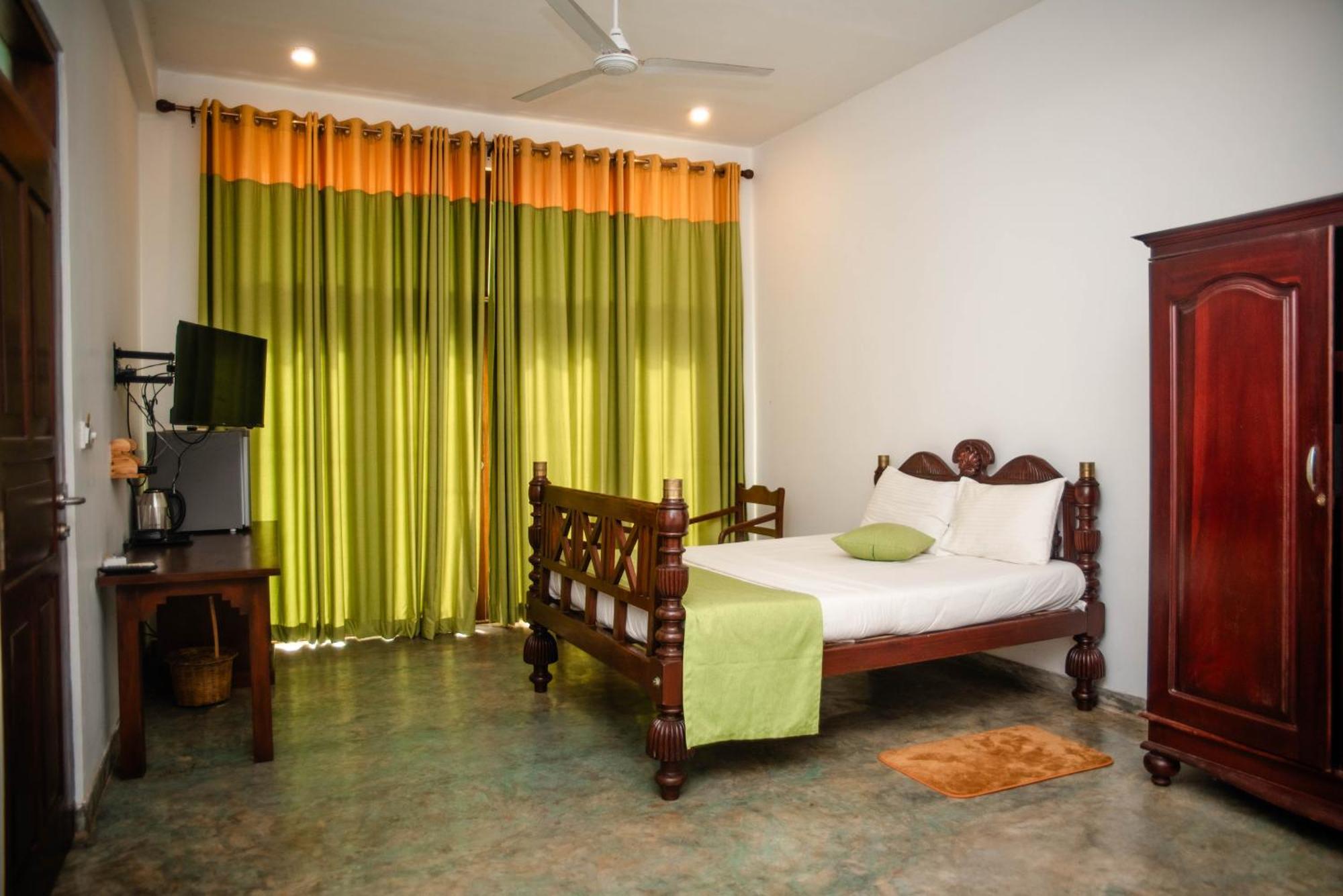 Sea Trails Bentota Hotel Bagian luar foto