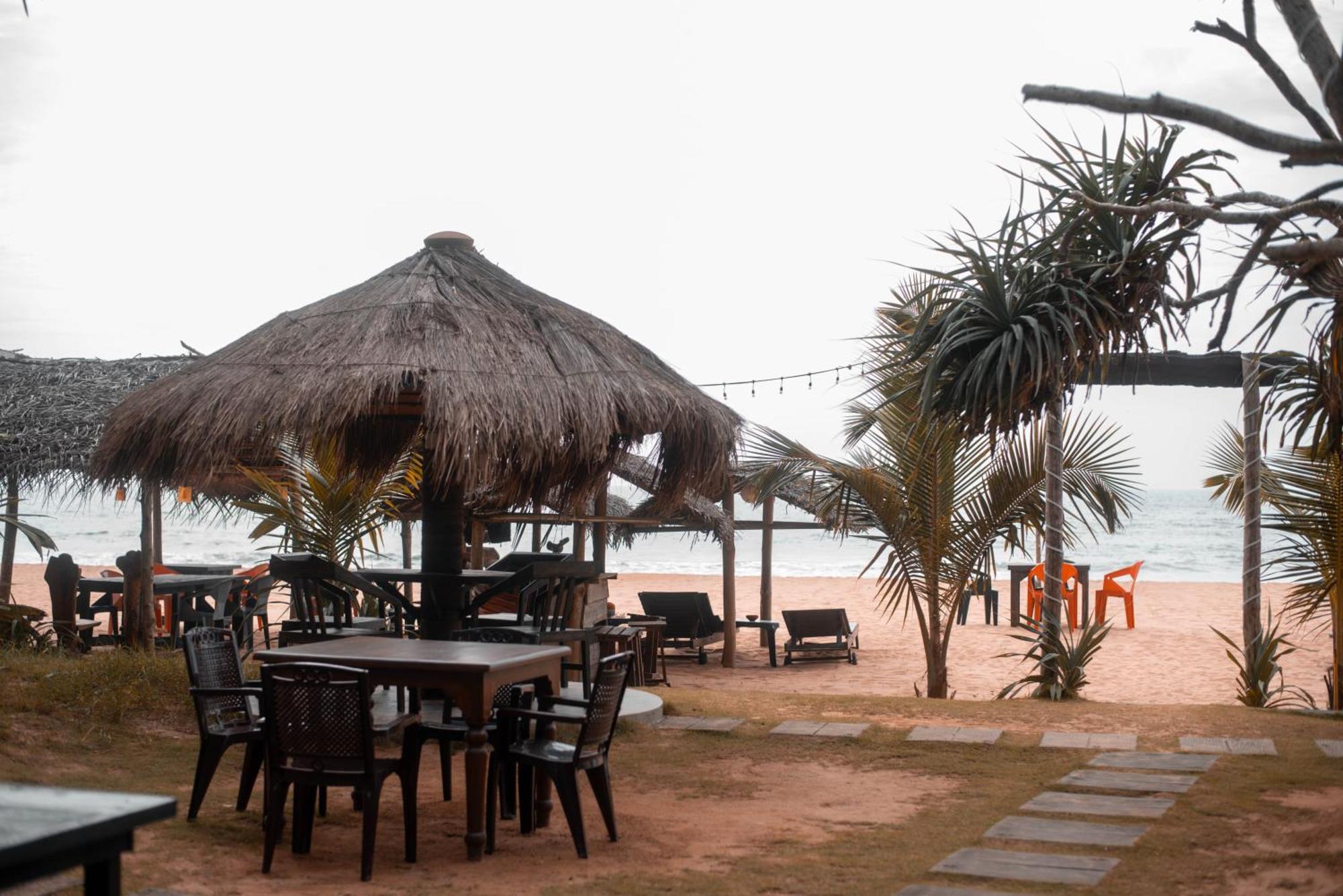 Sea Trails Bentota Hotel Bagian luar foto