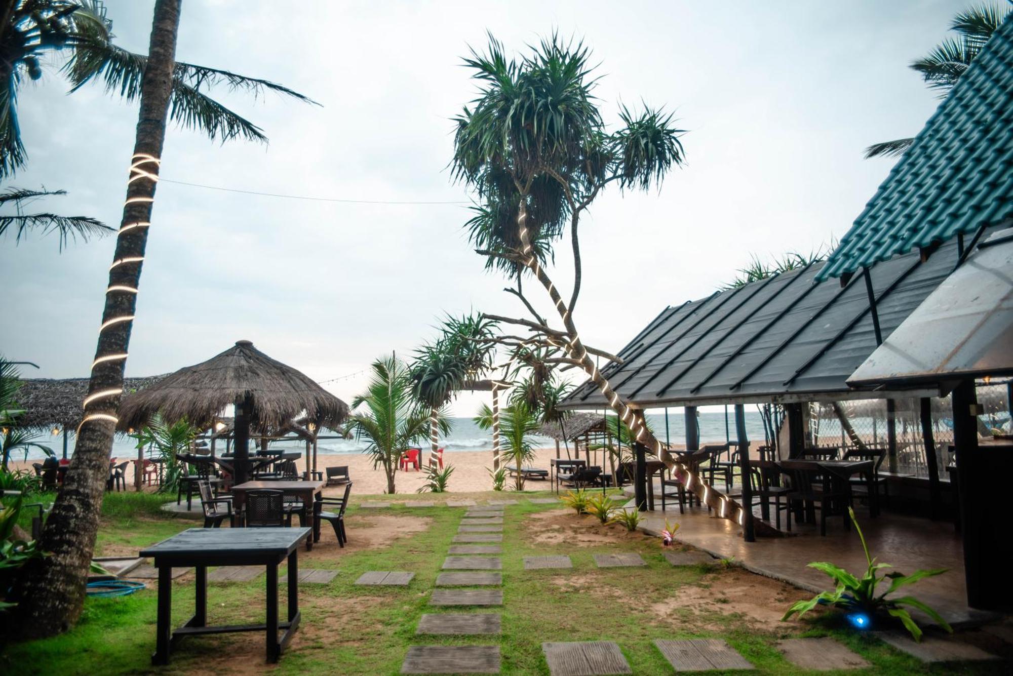 Sea Trails Bentota Hotel Bagian luar foto