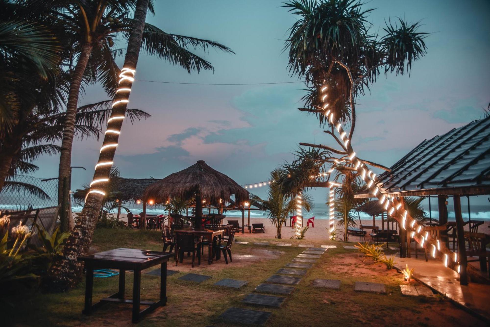 Sea Trails Bentota Hotel Bagian luar foto