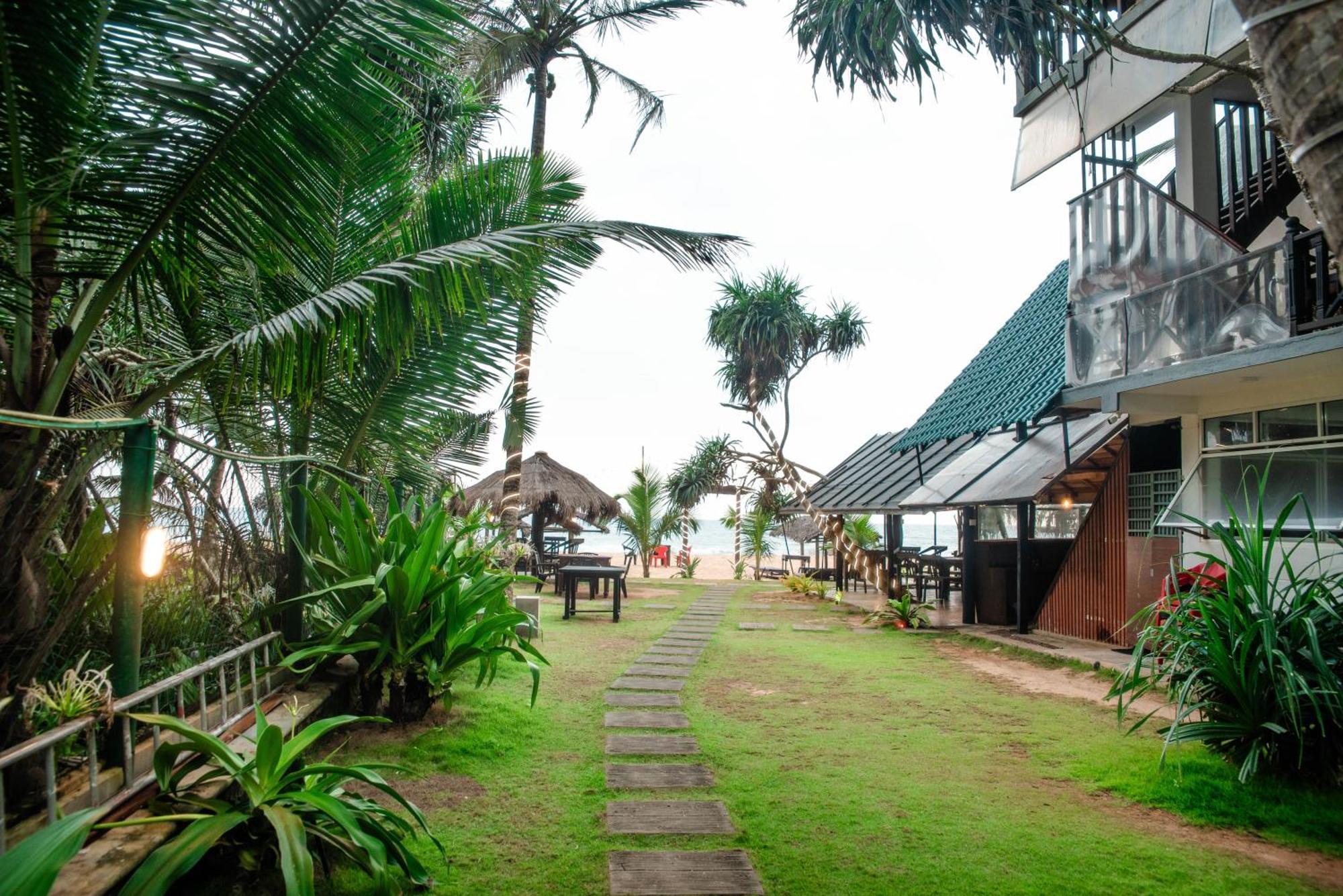 Sea Trails Bentota Hotel Bagian luar foto